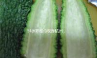 54岁陈松伶现身杭州，和老公同游西湖，皮肤松懈眼袋显着老了很多