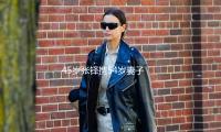 45岁张铎携54岁妻子陈松伶游西湖，身段很好，夫妻恩爱同框很美好
